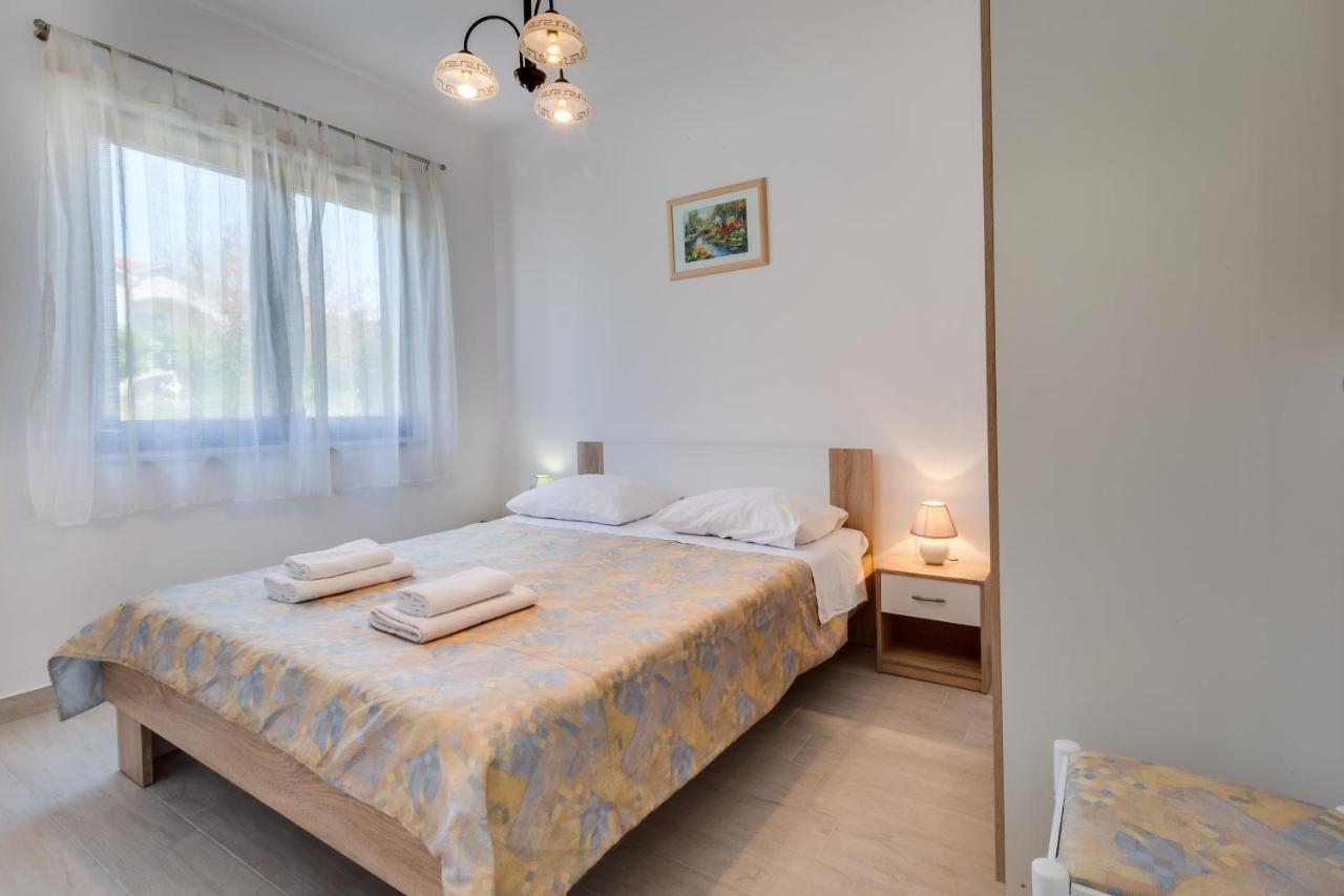 Family Friendly Seaside Apartments Kozino, Zadar - 5756 Petrčane Kültér fotó